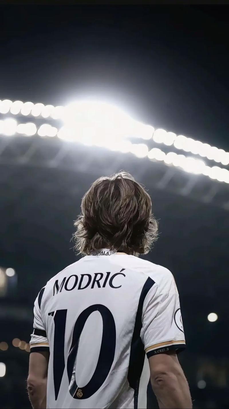 圣地亚哥教士队以 10 年 3 亿美元签下曼尼·马查多，打破纪录